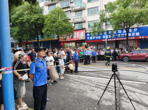 j9com九游会湖南怀化：德天家具广场楼顶突发大火 紧急维护秩序展高效协作精神(图2)